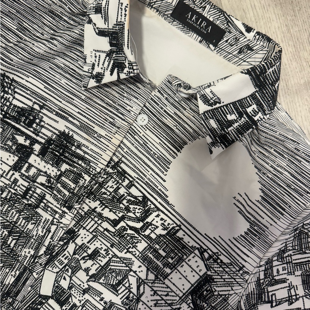 AKIRA Monochrome Cityscape Cropped Button-Down - Picture 2 of 5
